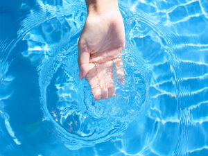 透明な水に浸された女性の手