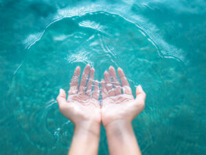 透明な水に浸された女性の手