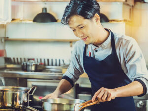 厨房で料理をする男性シェフ