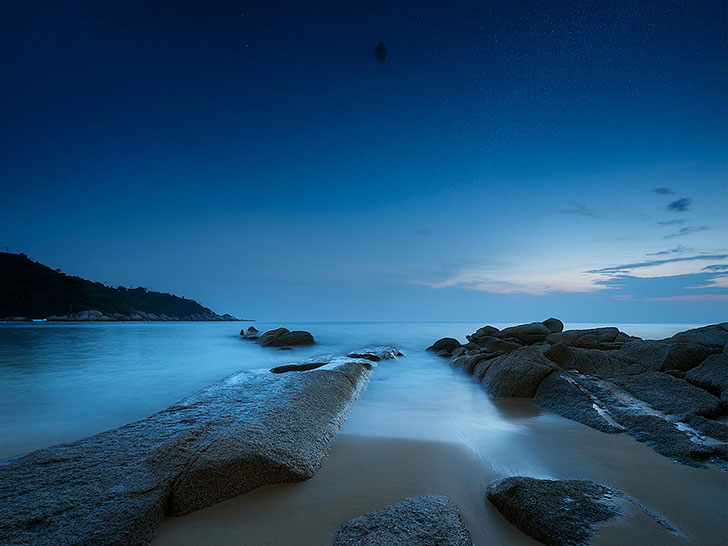 夜明け前の暗い海