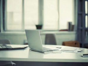 ノートPCが置かれたモダンなオフィス