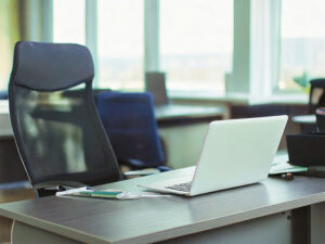 ノートPCが置かれたモダンなオフィス