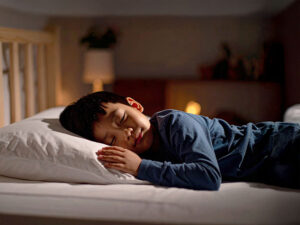 ベッドで眠る小さな男の子