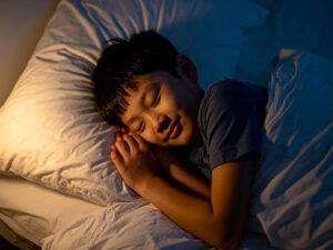 ベッドで眠る小さな男の子