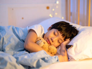 ベッドで眠る小さな男の子