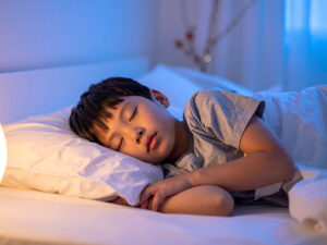 ベッドで眠る小さな男の子