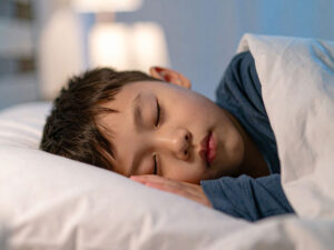 ベッドで眠る小さな男の子