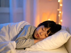 ベッドで眠る小さな男の子