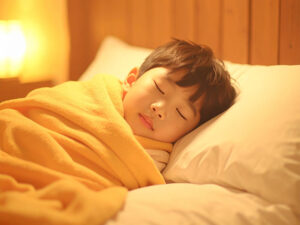 ベッドで眠る小さな男の子