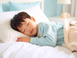 ベッドで眠る小さな男の子