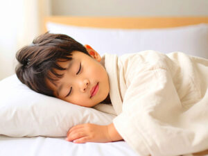 ベッドで眠る小さな男の子