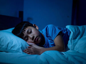 ベッドで眠る小さな男の子