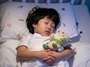 ベッドで眠る小さな男の子