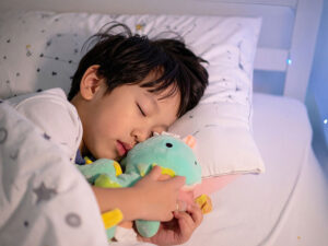 ベッドで眠る小さな男の子
