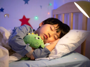 ベッドで眠る小さな男の子