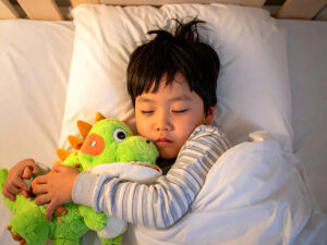 ベッドで眠る小さな男の子