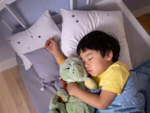 ベッドで眠る小さな男の子