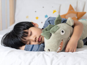 ベッドで眠る小さな男の子