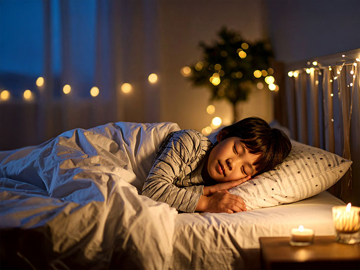 ベッドで眠る小さな男の子