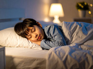 ベッドで眠る小さな男の子