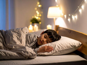 ベッドで眠る小さな男の子
