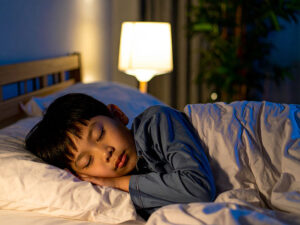 ベッドで眠る小さな男の子