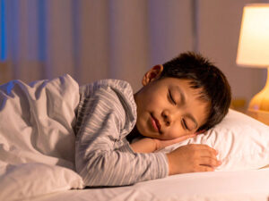ベッドで眠る小さな男の子