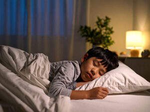 ベッドで眠る小さな男の子