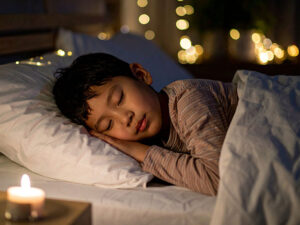 ベッドで眠る小さな男の子
