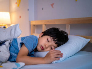 ベッドで眠る小さな男の子