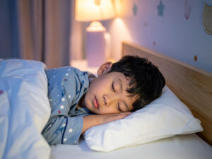 ベッドで眠る小さな男の子