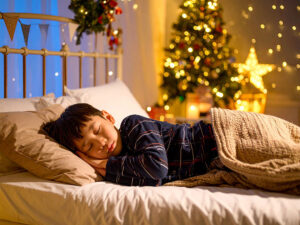 ベッドで眠る小さな男の子