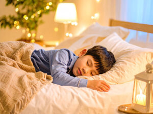ベッドで眠る小さな男の子