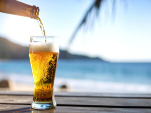 グラスに注がれる冷たいビール