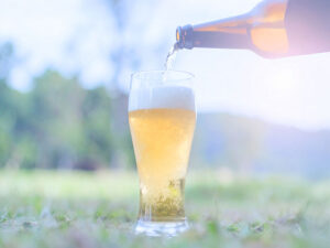 グラスに注がれる冷たいビール