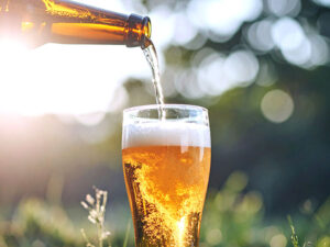 グラスに注がれる冷たいビール