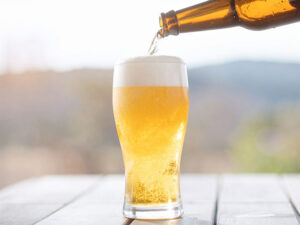 グラスに注がれる冷たいビール