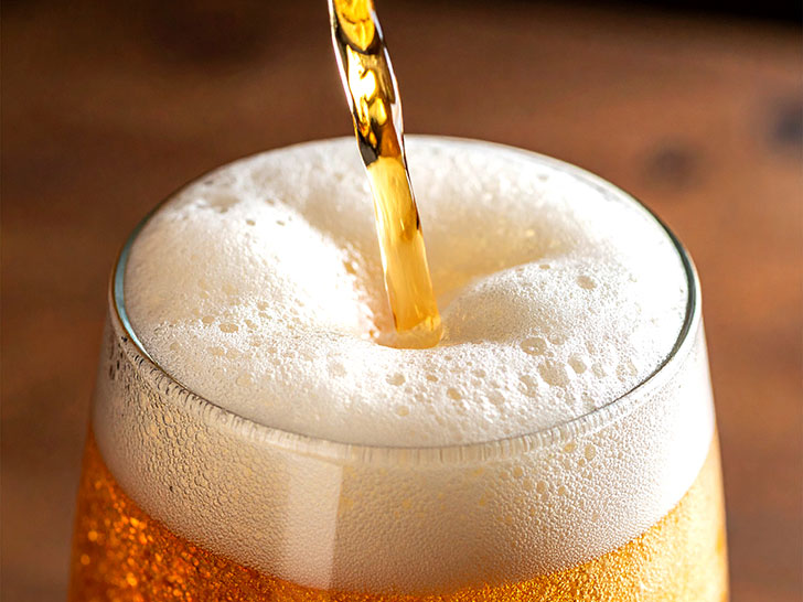 グラスに注がれる冷たいビール