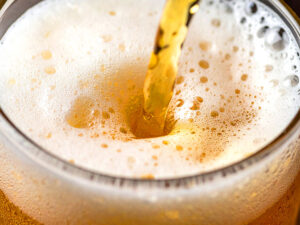 グラスに注がれる冷たいビール