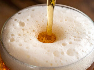 グラスに注がれる冷たいビール