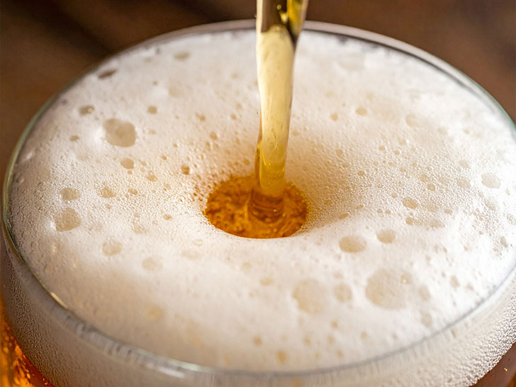 グラスに注がれる冷たいビール