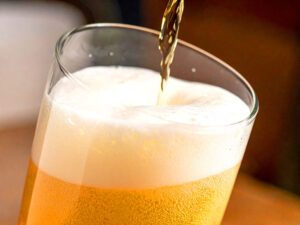 グラスに注がれる冷たいビール