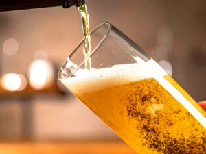 グラスに注がれる冷たいビール