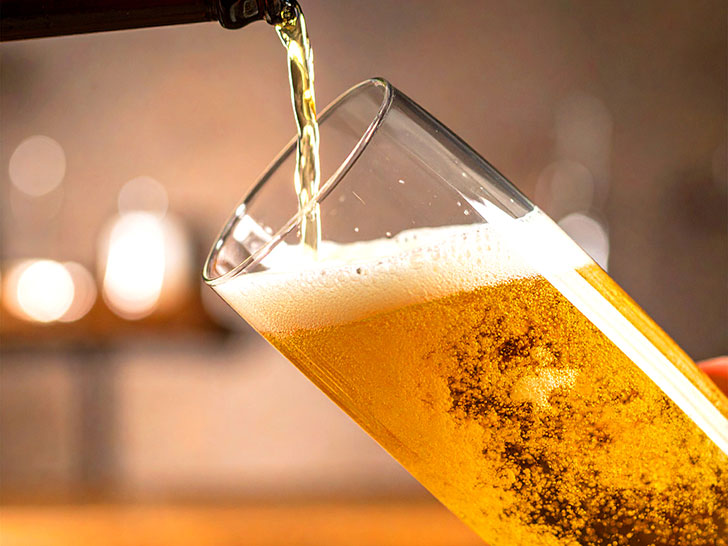 グラスに注がれる冷たいビール