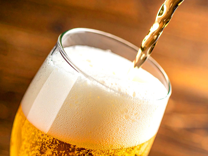 グラスに注がれる冷たいビール