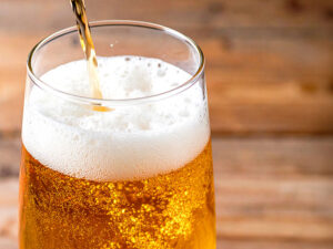 グラスに注がれる冷たいビール