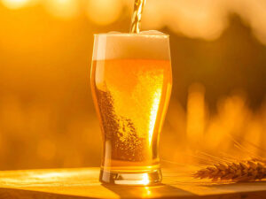 グラスに注がれる冷たいビール