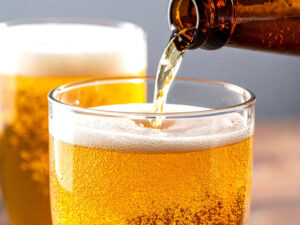 グラスに注がれる冷たいビール