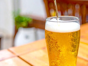 グラスに注がれる冷たいビール