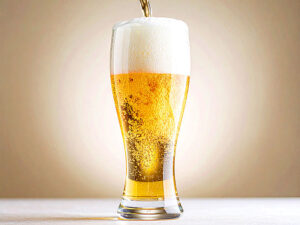 グラスに注がれる冷たいビール